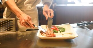 Cuochi ai fornelli: celebrità televisive o vere rockstar?